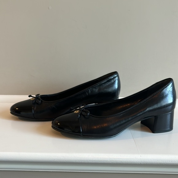 Tory Burch Cap Toe Pump EUC - Picture 4 of 7